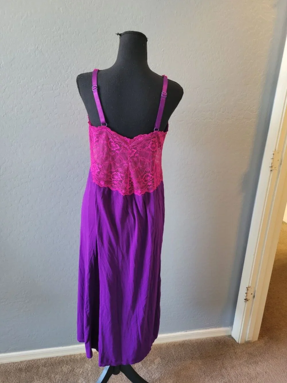 Purple chemise by Cacique features a contrasting pink lace bodice V-neckline L - Picture 5 of 9